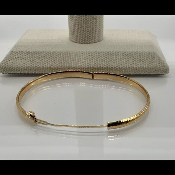 New 14k Gold Hammered and Hinged Bangle. 4.75 mm wide bangle. - Picture 5 of 11